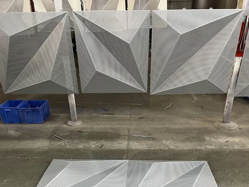 gia công mặt dựng nhôm đục lỗ