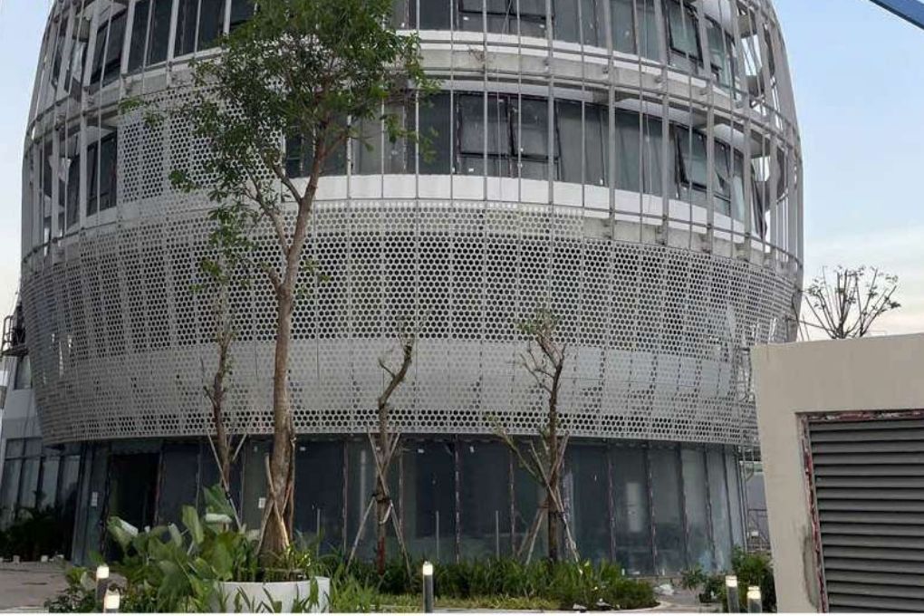 vách ốp mặt dựng bằng nhôm solid đục lỗ 