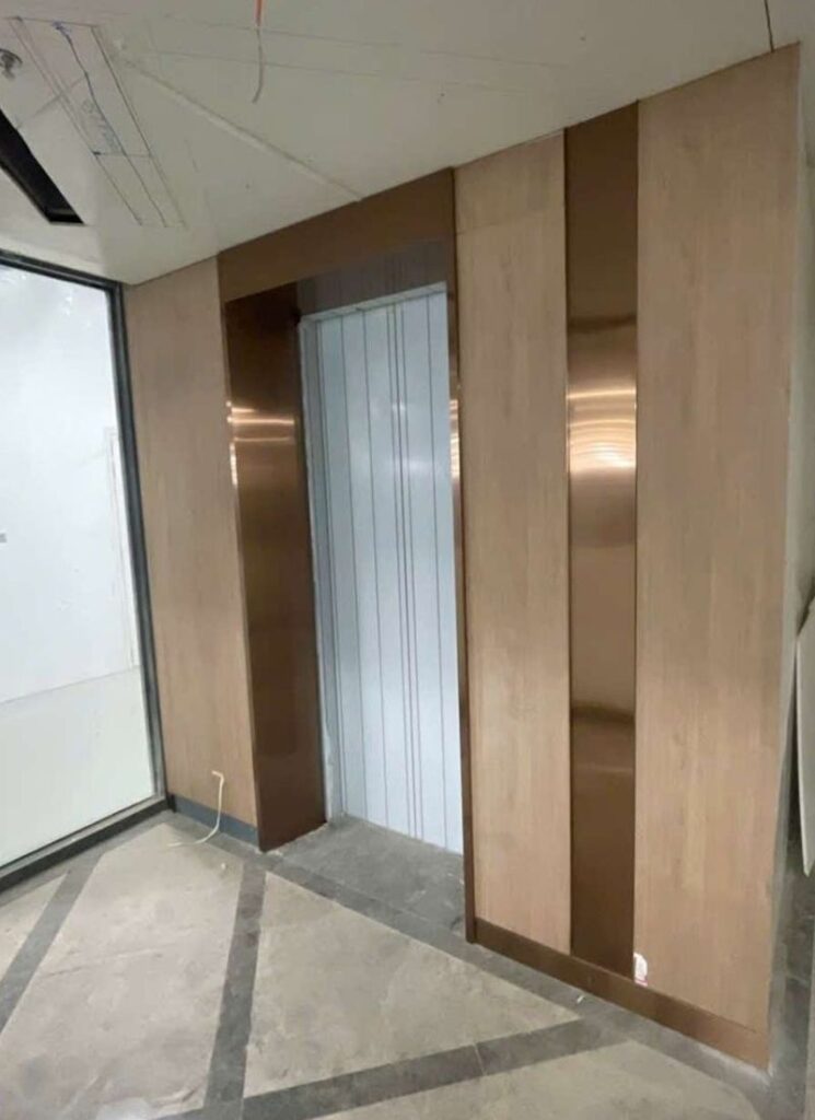 thi công ốp inox trang trí thang máy