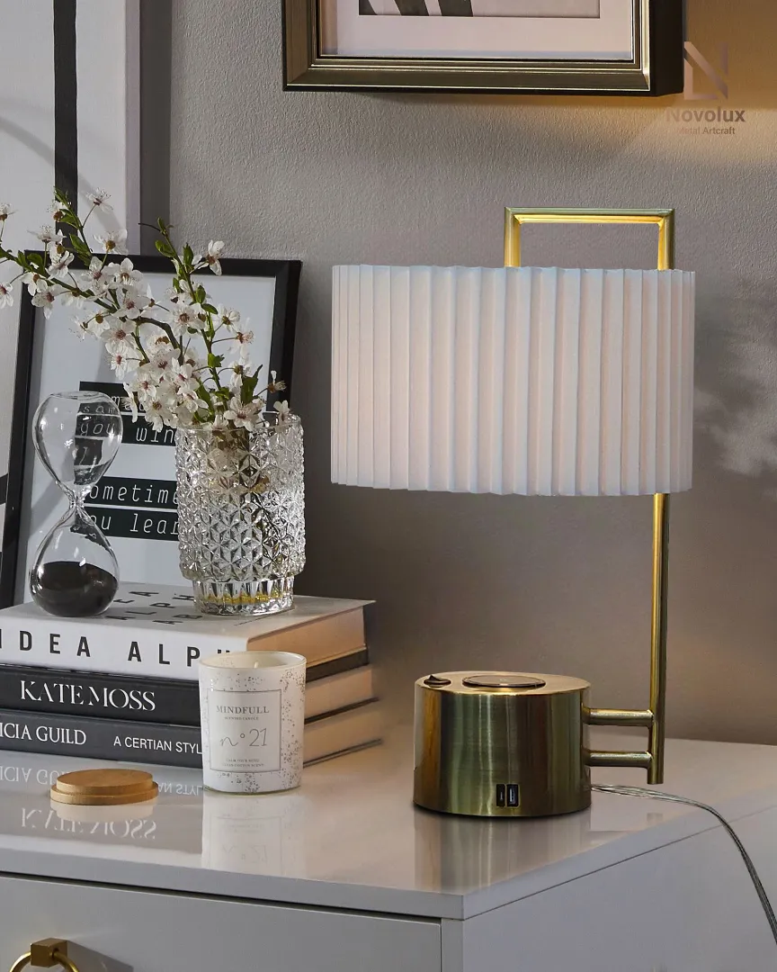 đèn bàn trang trí tích hợp sạc không dây và cổng sạc điện thoại