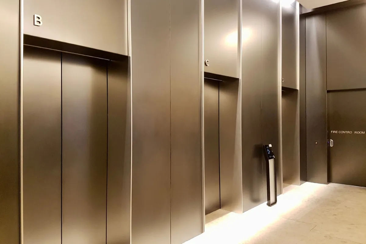 tấm inox trang trí ốp thang máy