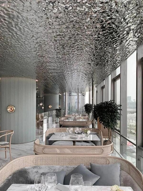 thi công ốp trần inox sóng nước nhà hàng