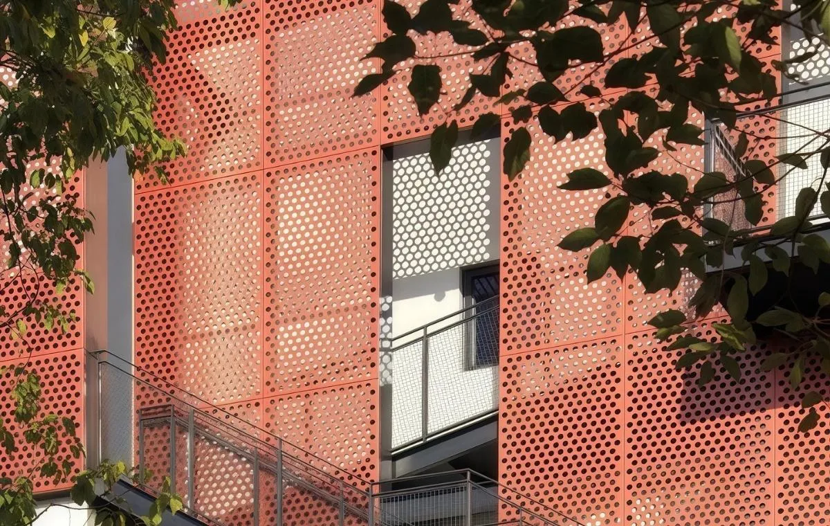 Nhôm Solid đục lỗ là gì? Ứng dụng của nhôm Solid trong mặt dựng kiến trúc hiện đại