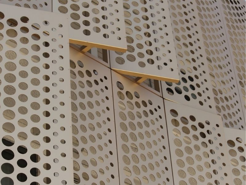 Ưu điểm của tấm nhôm solid đục lỗ đối với kiến ​​trúc hiện đại