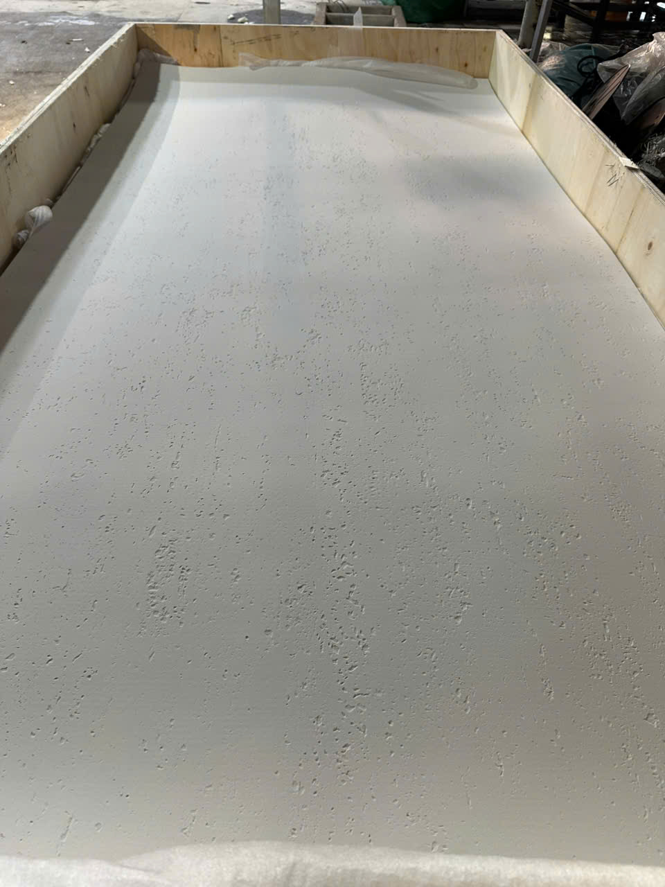 đá dẻo travertine màu trắng đơn sắc