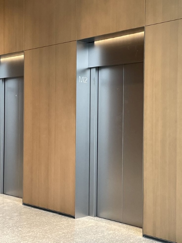 ốp inox cửa thang máy theo phong cách tối giản