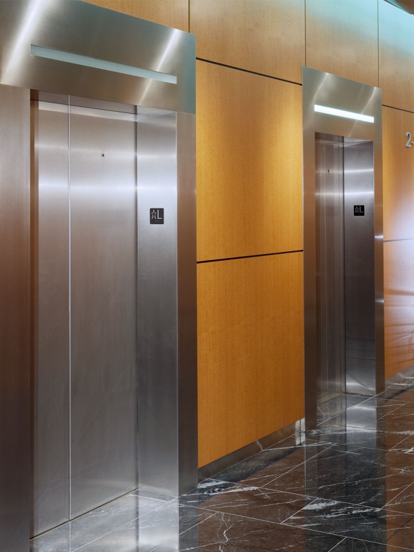hệ cửa thang máy ốp inox trắng đơn giản