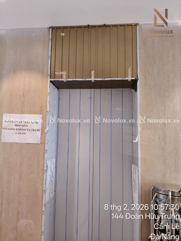 ốp inox vàng cửa thang may