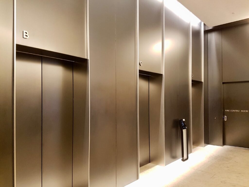 ốp inox màu vàng màu vàng champagne thang may m